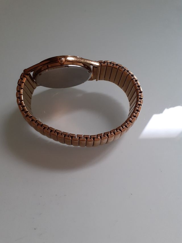 Reloj muy bonito en color dorado