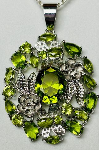 Colgante floral de peridoto y cadena plata ley 925