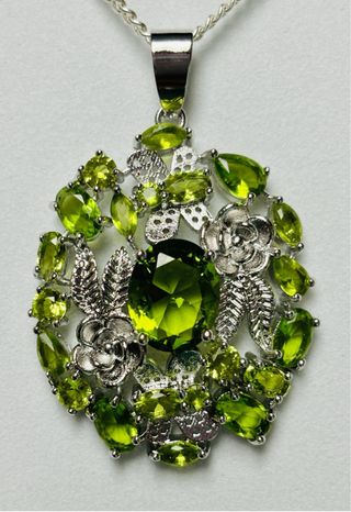 Colgante floral de peridoto y cadena plata ley 925