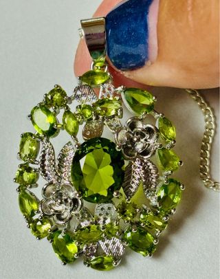 Colgante floral de peridoto y cadena plata ley 925