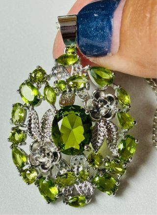 Colgante floral de peridoto y cadena plata ley 925