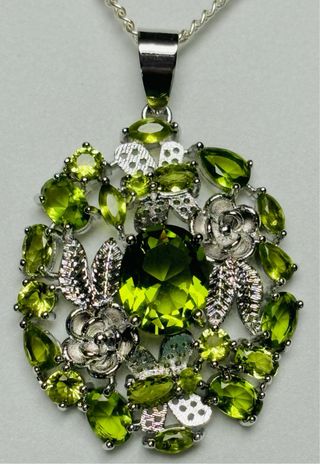 Colgante floral de peridoto y cadena plata ley 925