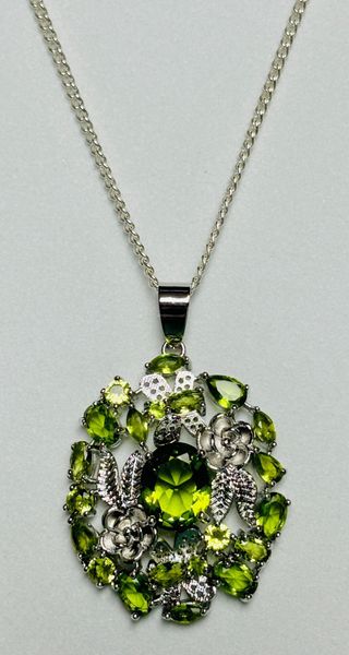 Colgante floral de peridoto y cadena plata ley 925