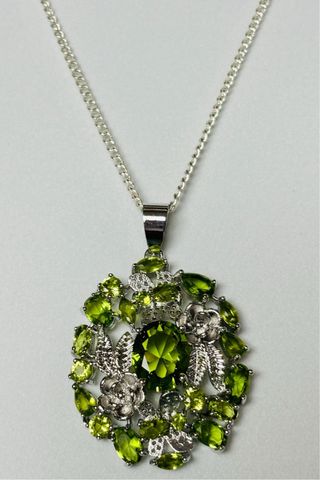Colgante floral de peridoto y cadena plata ley 925