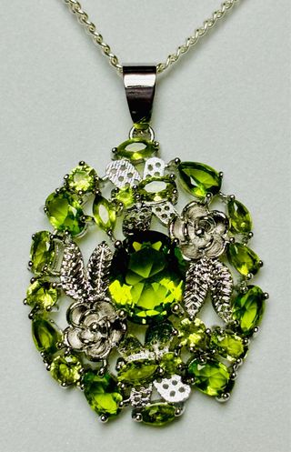Colgante floral de peridoto y cadena plata ley 925