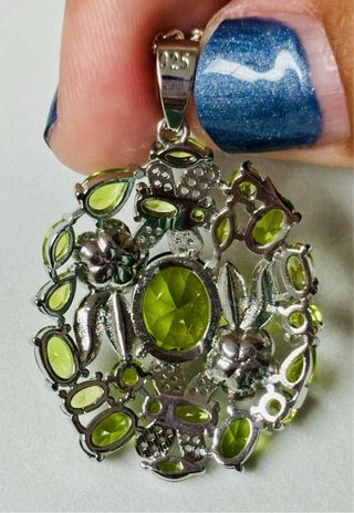Colgante floral de peridoto y cadena plata ley 925
