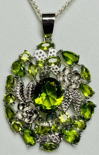 Colgante floral de peridoto y cadena plata ley 925