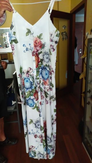 Mono largo blanco con flores