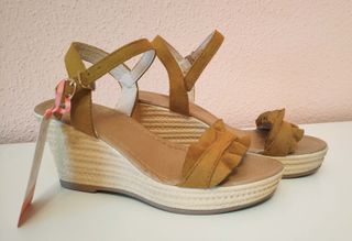 Sandalias ocre cuña 35