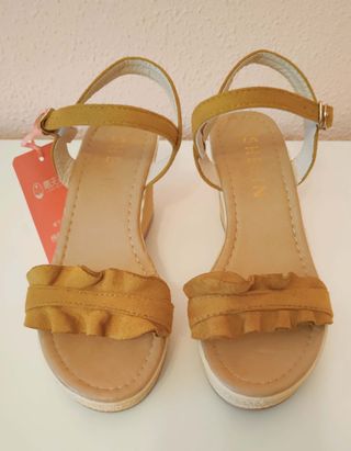 Sandalias ocre cuña 35