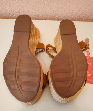 Sandalias ocre cuña 35