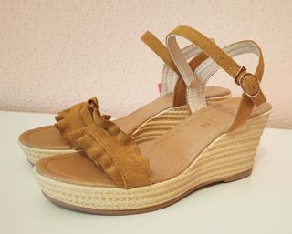 Sandalias ocre cuña 35