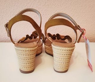 Sandalias ocre cuña 35