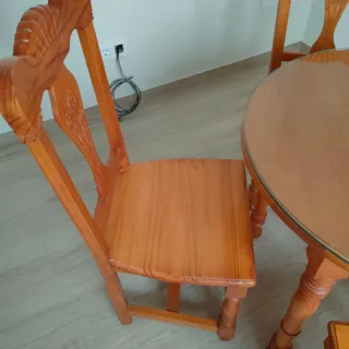 MESA DE COMEDOR CON 4 SILLAS