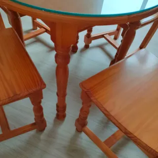 MESA DE COMEDOR CON 4 SILLAS