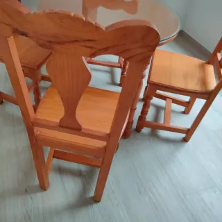 MESA DE COMEDOR CON 4 SILLAS