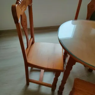 MESA DE COMEDOR CON 4 SILLAS