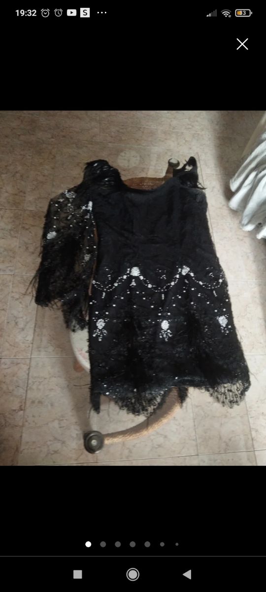 Vestido precioso con piedras y pluma