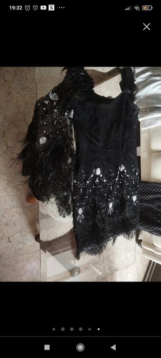 Vestido precioso con piedras y pluma