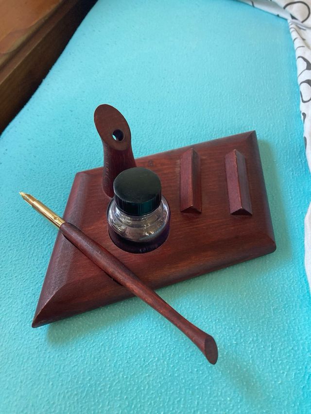 Pluma caligráfica con soporte