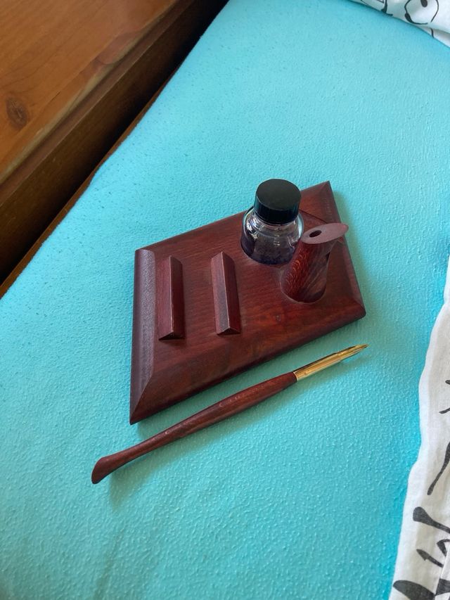 Pluma caligráfica con soporte