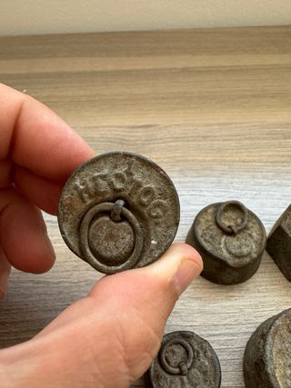 Antiguas pesas de básculas de principios de siglo