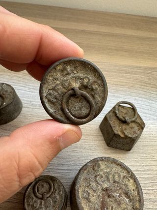 Antiguas pesas de básculas de principios de siglo