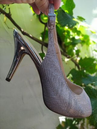Zapatos de tacón solo un momento puesto 