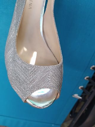 Zapatos de tacón solo un momento puesto 