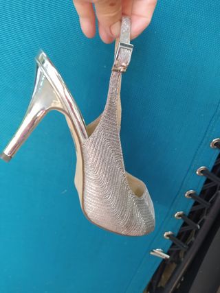 Zapatos de tacón solo un momento puesto 