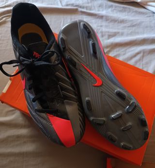 Botas de futbol de tacos,  dos modelos diferentes.