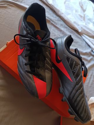 Botas de futbol de tacos,  dos modelos diferentes.