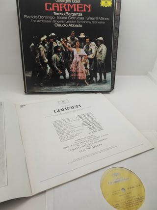 Lote Vinilos Opera con libretos.