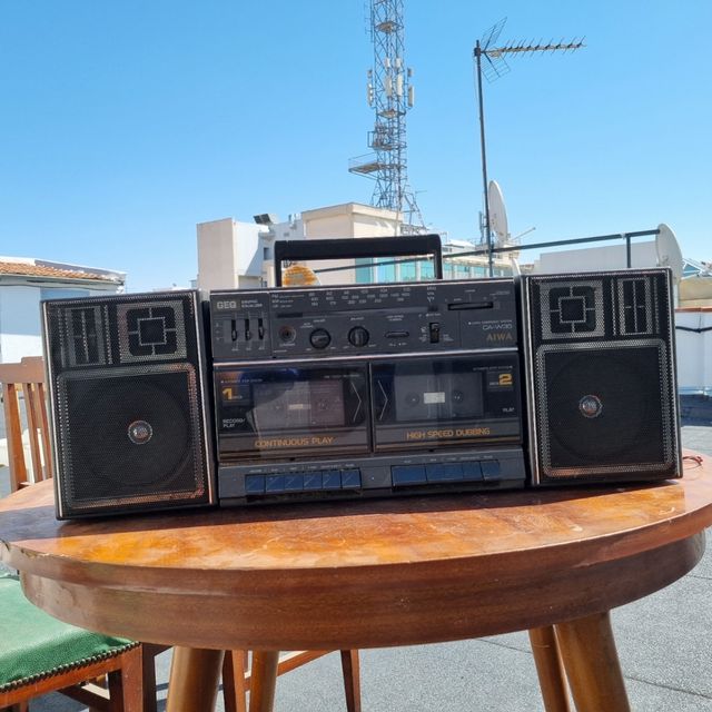 Radio casset con altavoces. Vintage