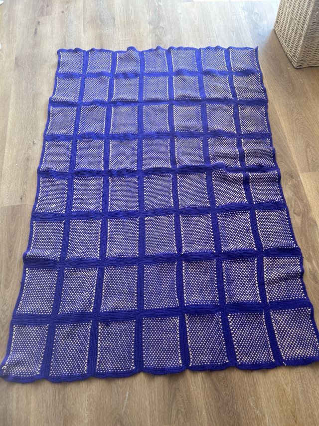 Manta hecha a mano de ganchillo