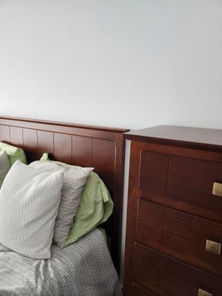 Cabecero mesita y mueble cajones madera