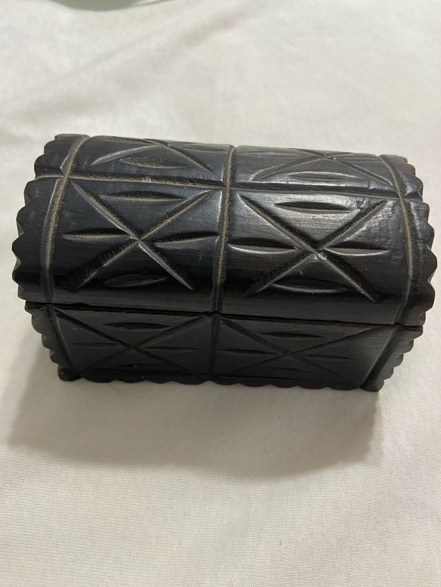 Cofre pequeño antiguo tallado a mano