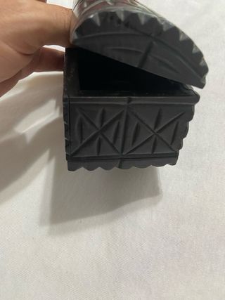 Cofre pequeño antiguo tallado a mano