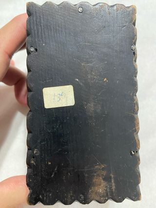 Cofre pequeño antiguo tallado a mano