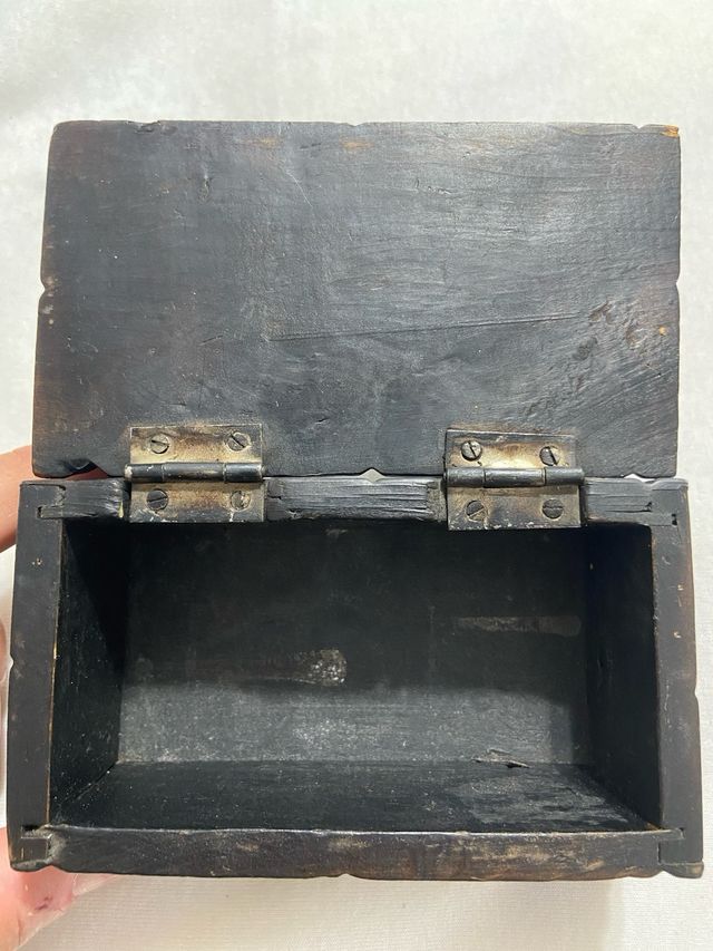 Cofre pequeño antiguo tallado a mano