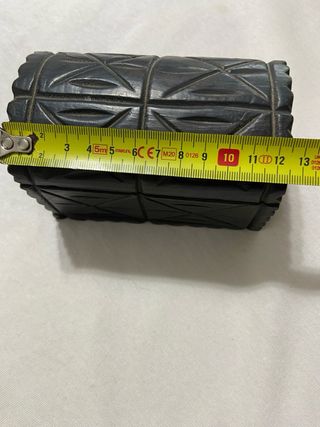 Cofre pequeño antiguo tallado a mano