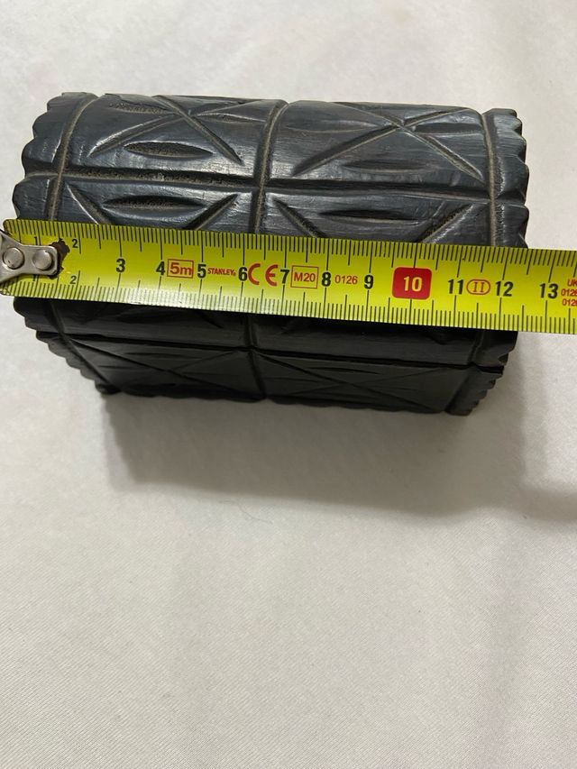 Cofre pequeño antiguo tallado a mano