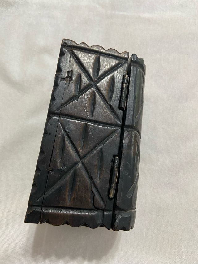Cofre pequeño antiguo tallado a mano