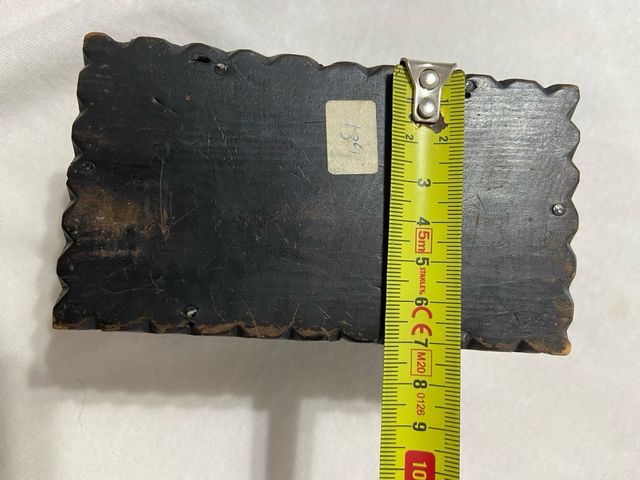 Cofre pequeño antiguo tallado a mano