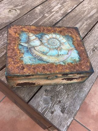 Caja de madera decorada a mano CARACOLA