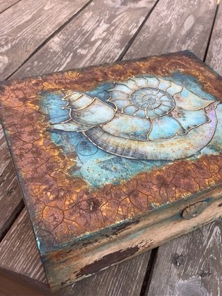 Caja de madera decorada a mano CARACOLA