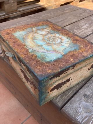 Caja de madera decorada a mano CARACOLA