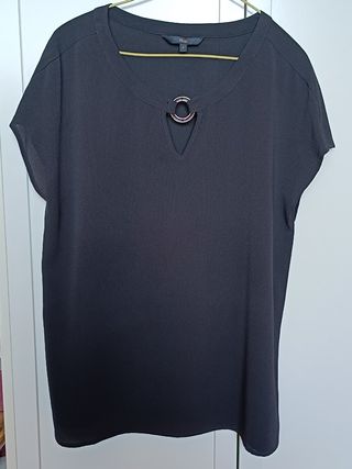 Blusa negra de manga corta, marca Elogy.