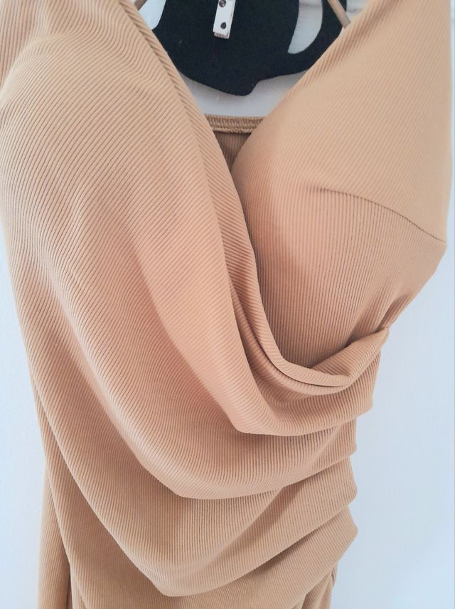 Vestito a portafoglio beige 