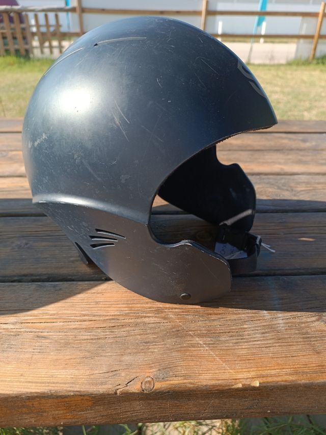 Casco Shimba Surfing